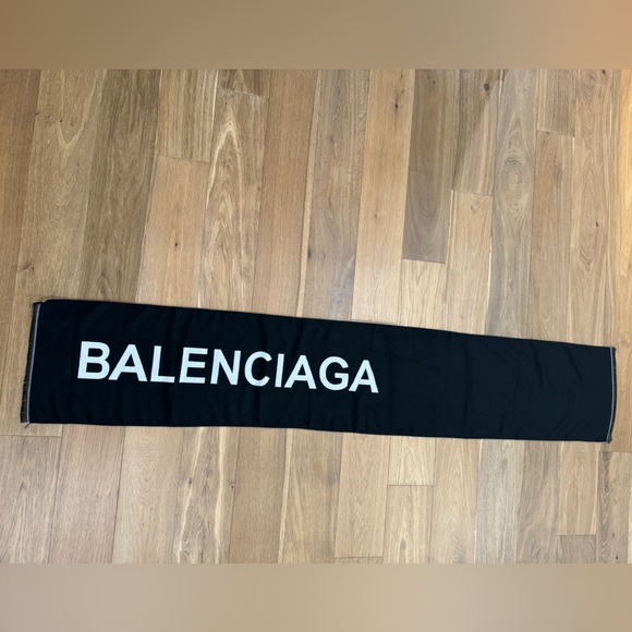 BALENCIAGA MACRO SCARF IN BLACK - Picture 2 of 8